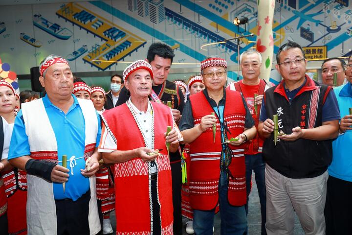 今日記者會由賽夏族耆老帶領下完成祈福儀式