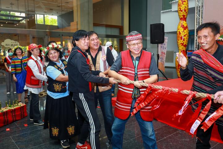 拔河儀式象徵運動會揭開序幕