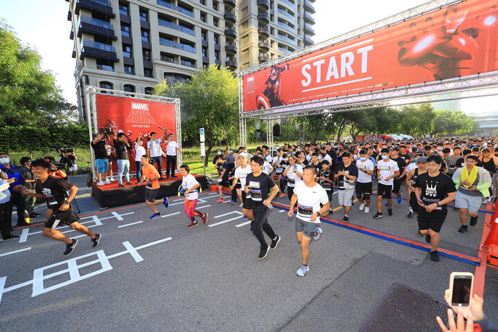 漫威路跑在台中-萬名選手廣場前起跑