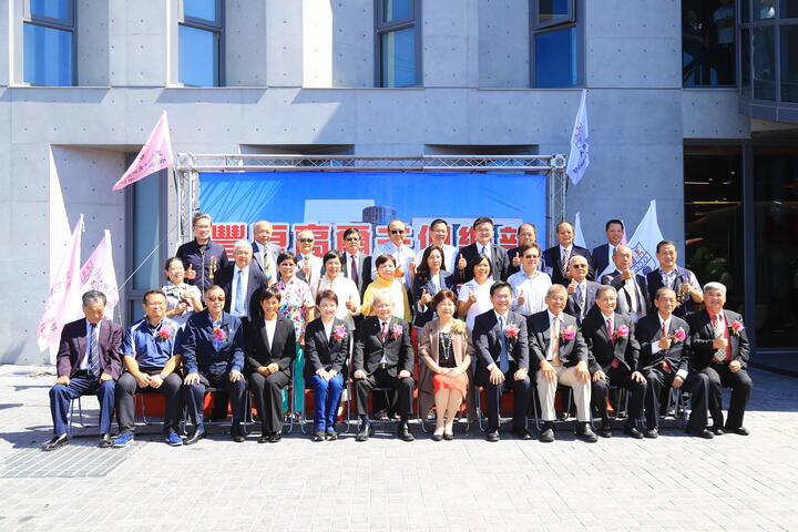 貴賓們與落成俱樂部新館合照