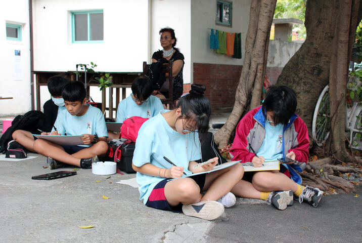 中港高中國中部美術班也共享台中眷村文化節-來繪畫寫生