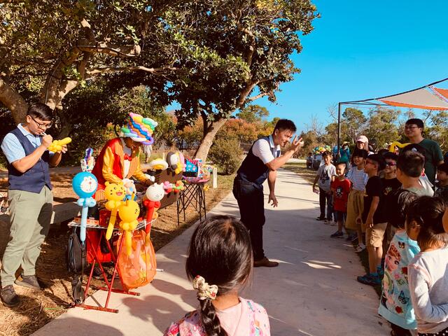 與小朋友開心互動遊戲