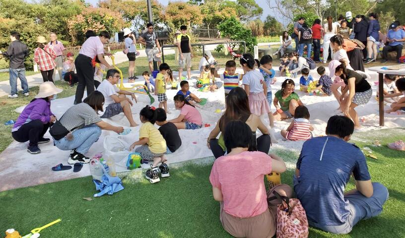 無障礙設施沙坑沙桌及挖沙器具-民眾開心玩