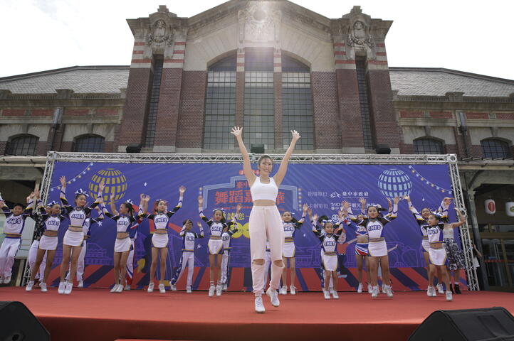 kimiko老师带领仁美国小啦啦队跳台中城市舞