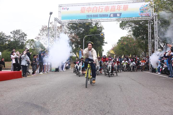 2020自行車嘉年華-代言人陳漢典領騎