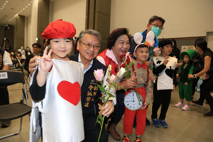 令狐副市長開心與打扮成愛麗絲夢遊仙境角色的小朋友合照