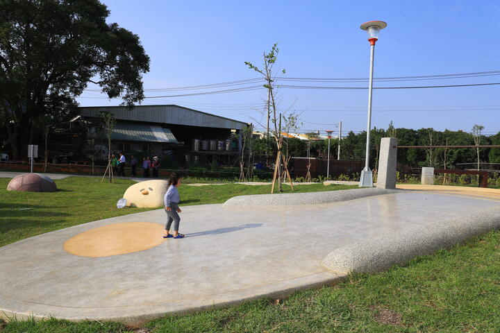 公園特別打造-小雞-及-神農蛋-地景裝置