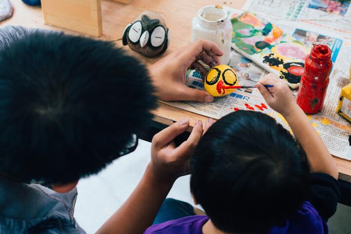 大小朋友一同彩繪