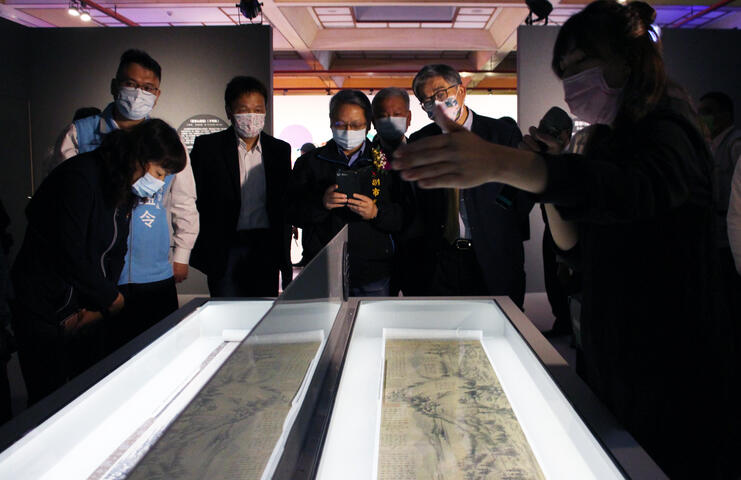 導覽人員向貴賓解說