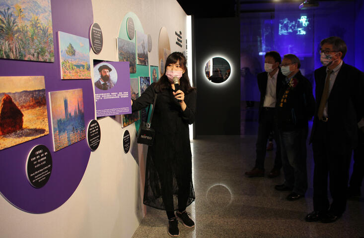 導覽人員向貴賓解說