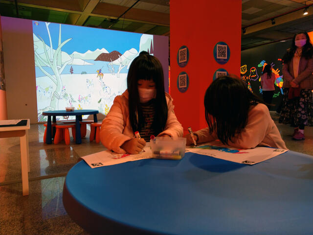 小朋友創作屬於個人千變萬化的馬匹毛色-掃描自己的色彩應用在畫紙上