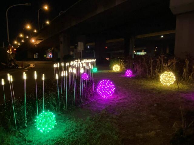 台灣大道交流道匝口處前槽化島裝飾蒔花與造型燈海