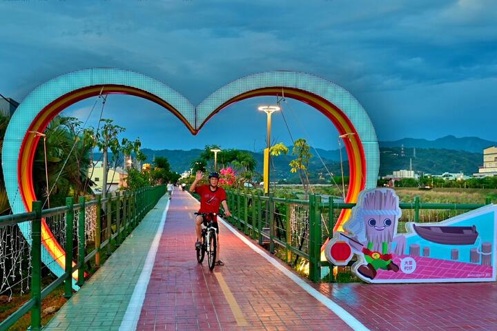 草湖溪自行車愛心意象