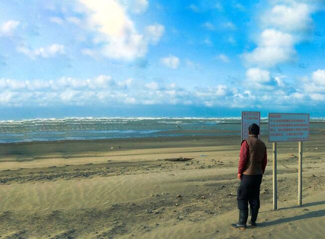 大安濱海樂園屬開放式水域-現場均有公告相關水域安全規定及豎立警告牌