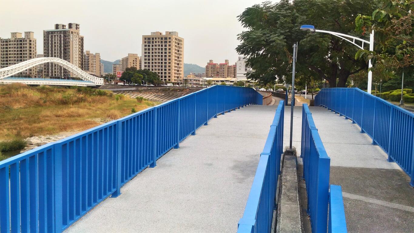 水景玫瑰公園旁木棧平台