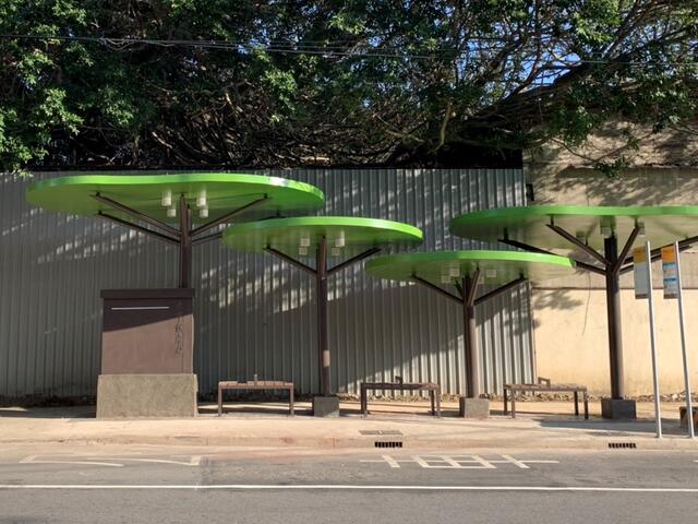 交通局今年已再向中央争取75座候车亭建置经费-将优先於海线及偏远地区设置