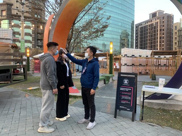 臺中市政府觀光旅遊局謹慎看待-針對草悟廣場-富地市集升級防疫管制措施-包含加強公共區域清潔-提供酒精消毒-要求攤商強制戴口罩與體溫檢測