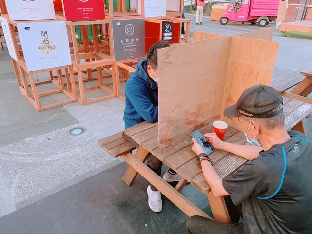 減少內用座位區並加裝隔板