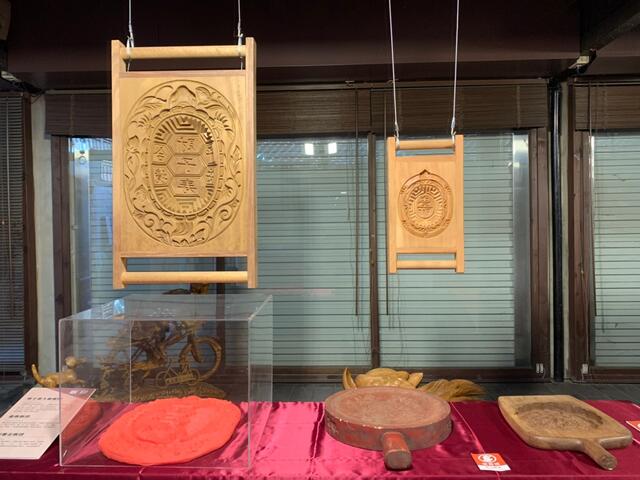 會場展示由鄭永斌師傅提供收藏的手工粄模具