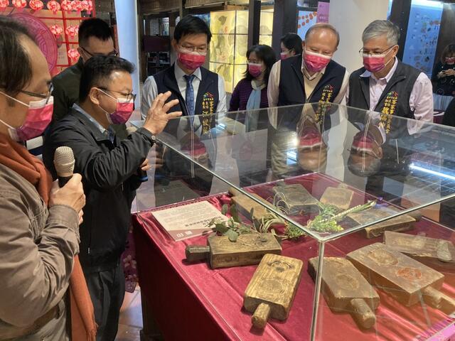 板模雕刻師傅鄭永斌講解粄模具的歷史由來