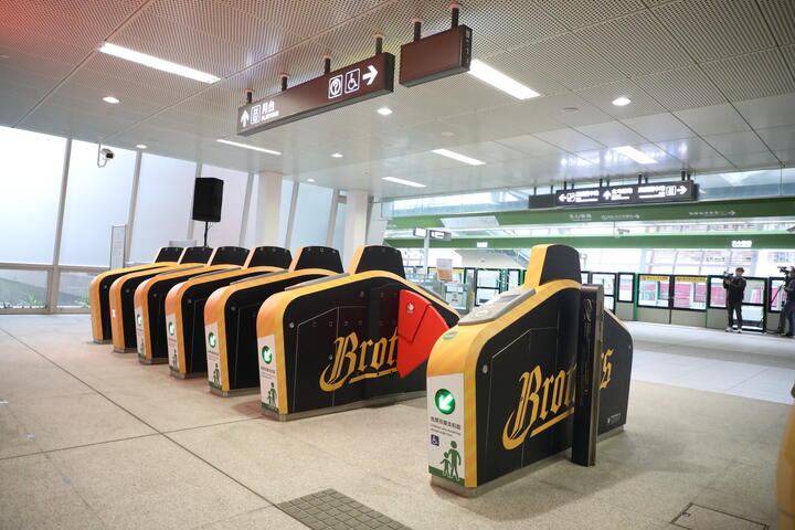 閘門也配合主題設計