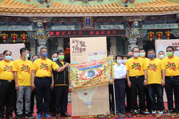 卢市长将活动锦旗交接给巧圣仙师庙管理委员会主委余在坤