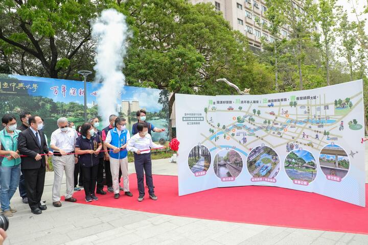 水利局也紀錄綠川沿岸的歷史人文及河川整治過程-撰寫-城中之河漫步風華再現的綠川-專書