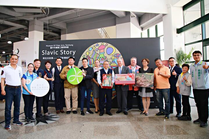 俄罗斯传统服饰展-台中纤维工艺博物馆登场