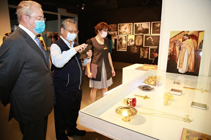 令狐副市长观看展览