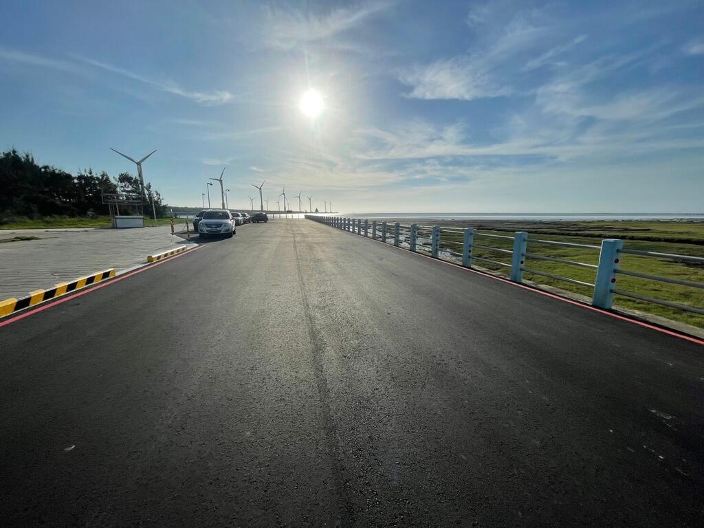 重新铺设柏油路面搭配天然景致