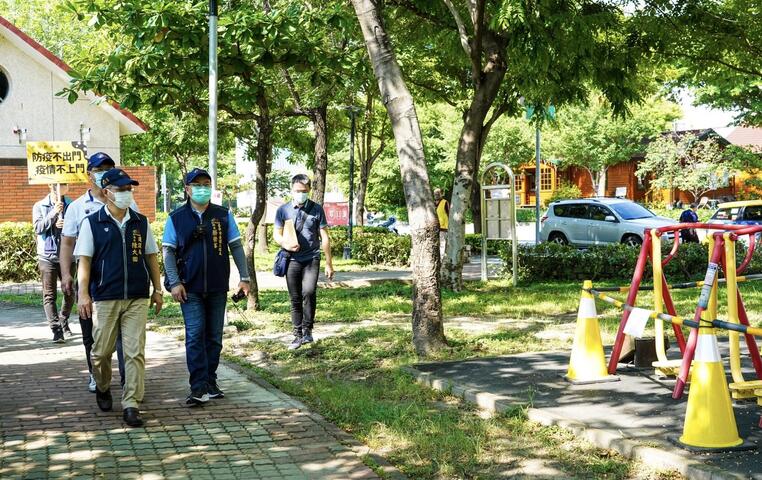 建設局長親自前往公園確認準備作業