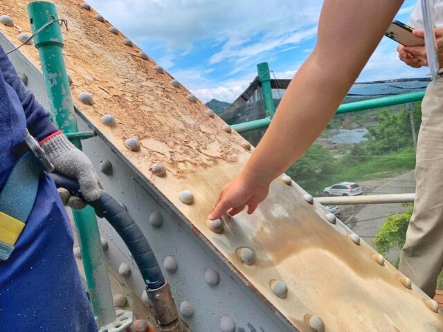 上部橋體進行除鏽上漆工程