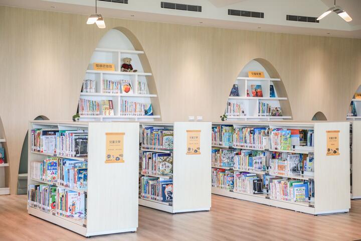 外埔分館的館藏以當地小農農牧文創為主-充分展現在地文化特色