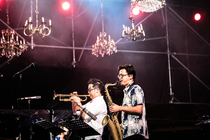 樂手吹奏樂器時需脫下口罩-也將落實防疫規範-守護自身與樂迷的安全-圖為2019臺中爵士