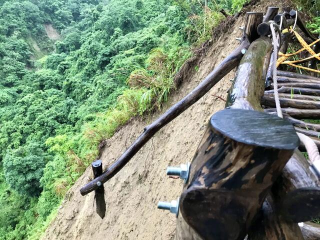 大坑3號步道0k+610處邊坡嚴重崩塌
