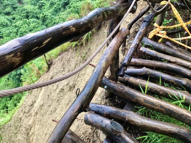 大坑3號步道0k+610處邊坡嚴重崩塌，自即日起全線封閉