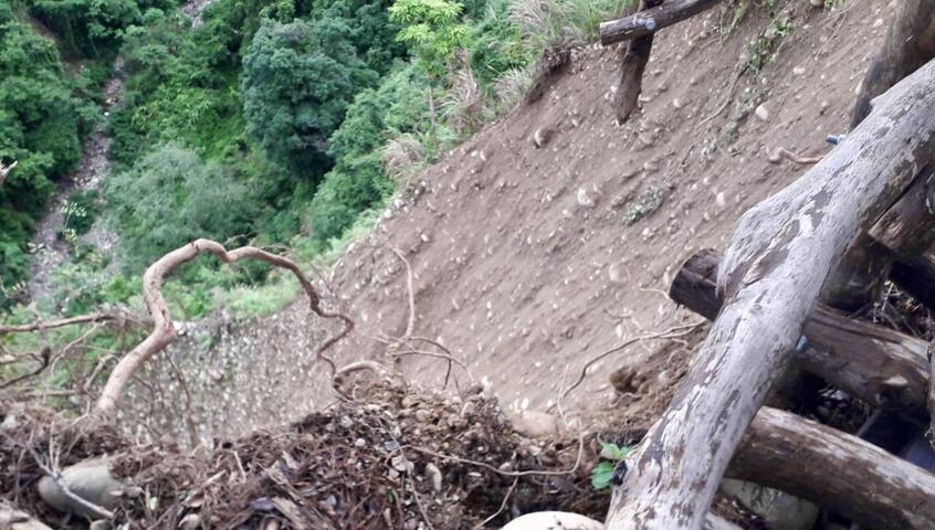 大坑3號步道0k+610處邊坡嚴重崩塌，自即日起全線封閉
