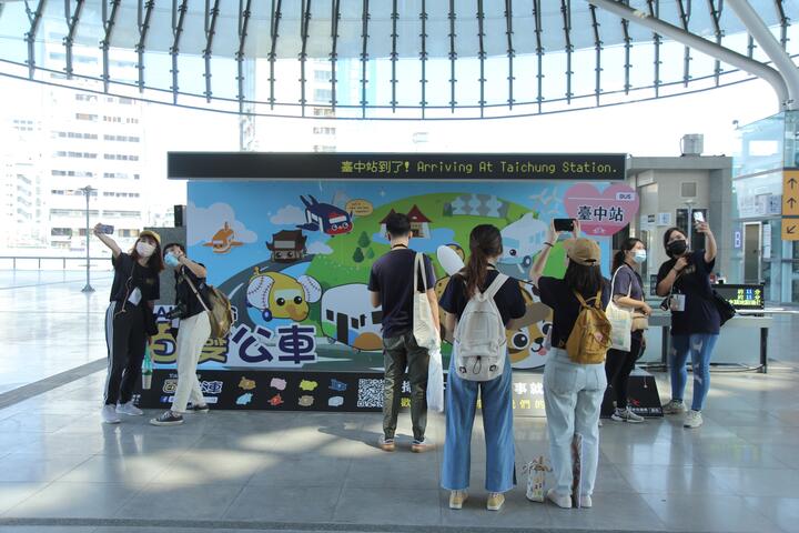 民眾可至現場拍照打卡-掃描展櫃上的qr-code參加抽獎