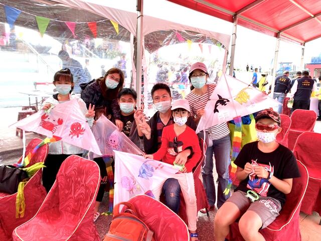 现场举办亲子diy彩绘风筝