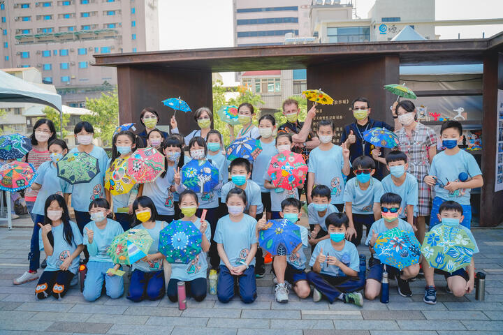 臺中市秘書長黃崇典-文化局長陳佳君與大同國小4年級美術班學生於作品前合影