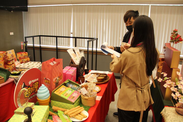 先前11月22日於市府內舉辦台中市十大伴手禮-專家評選