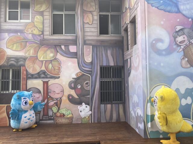 牆上結合衛生局吉祥物藍寶與金妮