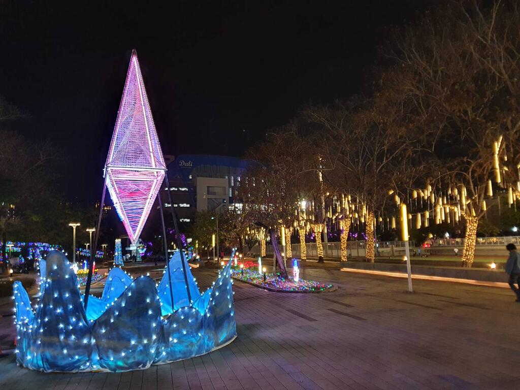 3座光照裝置藝術外-中央廊道周邊同樣繽紛亮眼