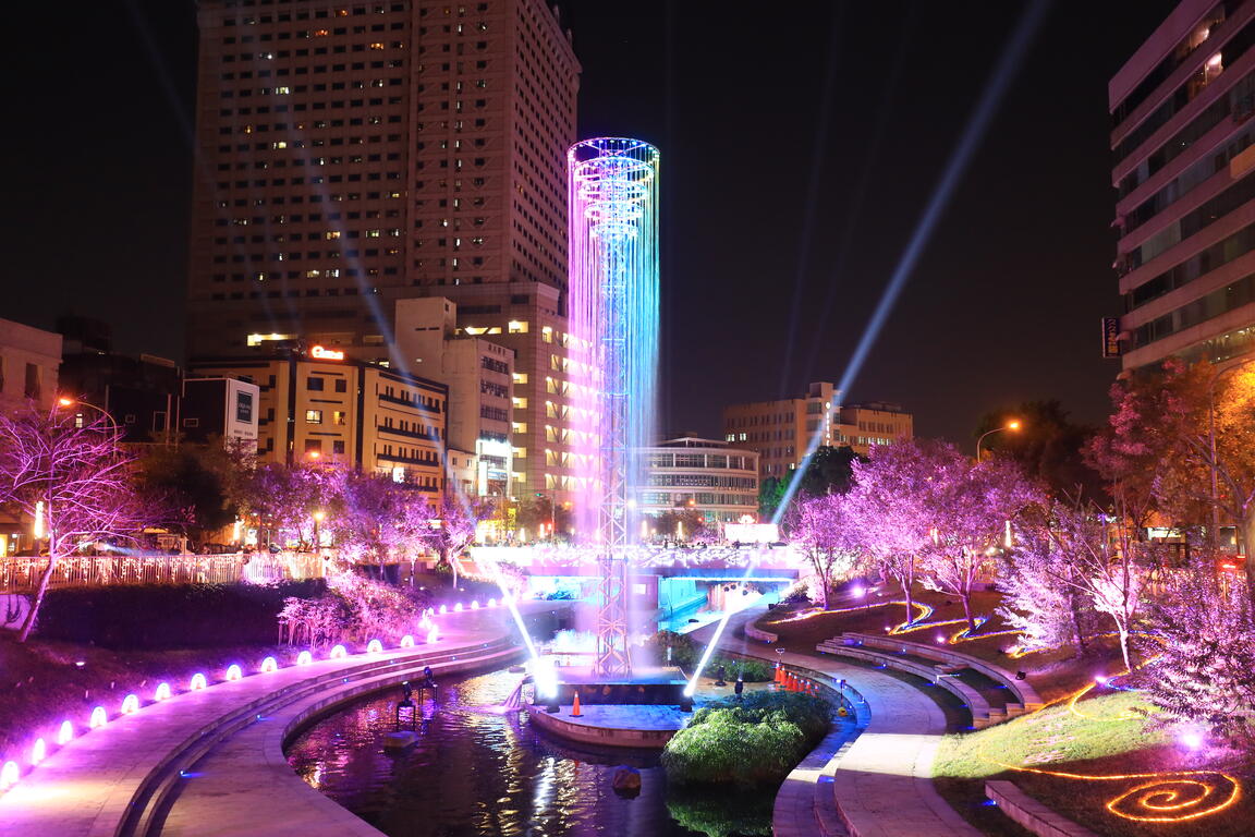 搶先看!台中好甜耶誕試點燈 巨型珍奶、水循環耶誕樹吸睛登場