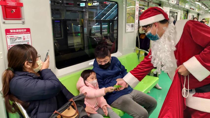 聖誕老人現身中捷-帶來驚喜與歡樂