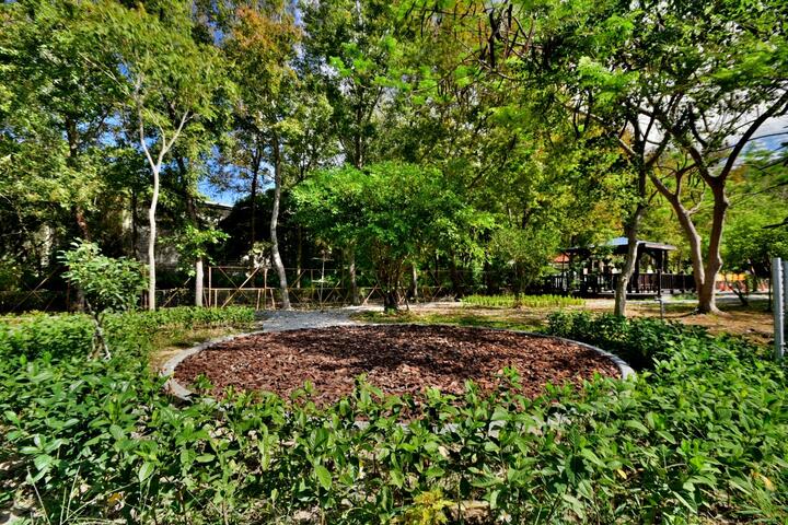 夫妻樹廣場旁休憩涼亭