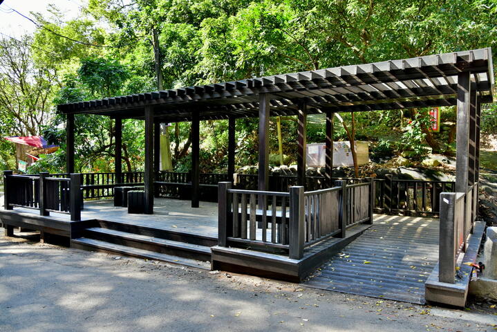 農夫市集平台重新整建並增設遮陽花架