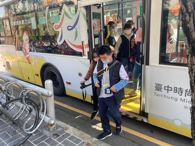 瑪利亞基金會的天使搭乘-台灣好行-台中時尚城中城線