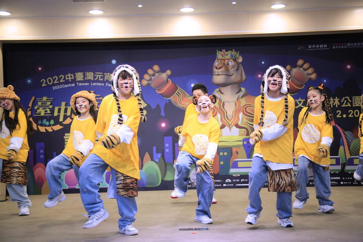 現場舞團以虎年為主題打扮-帶來活力四射演出