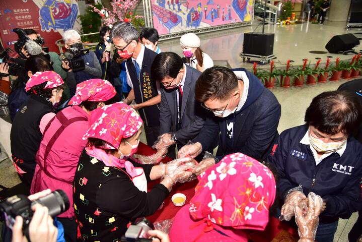 地税局长沈政安-客委会主委江俊龙-立委江启臣-市议员张瀞分diy做新丁粄